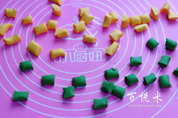 這道西米芒果彩色圓子雖然是一道夏季甜品,但只要加熱就變的適合秋冬季節(jié)了